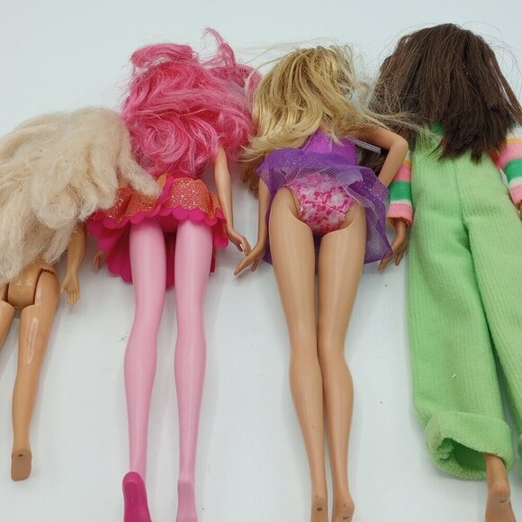 4 Barbies & 80pc Clothes & Accessories Lot - Picture 7 of 16